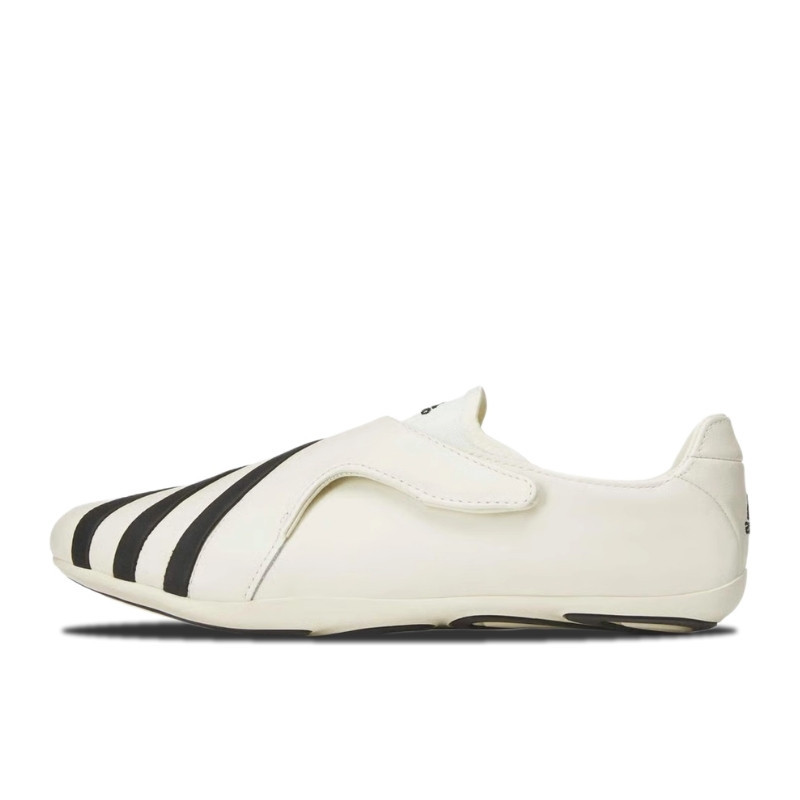 adidas Vario Flat Earther Pharrell White Black, vue de côté