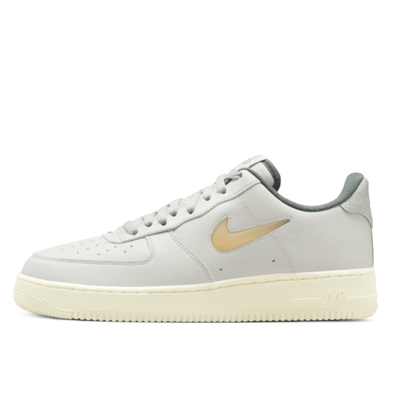 Nike Air Force 1 Low '07 Jewel Light Bone Coconut Milk, vue de côté
