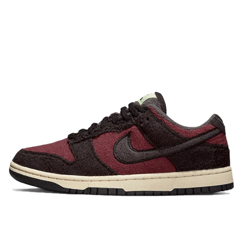 Nike Dunk Low SE Fleece Burgundy Crush, vue de côté