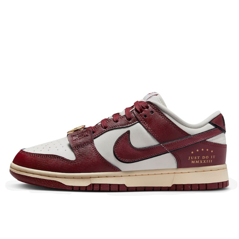 Nike Dunk Low SE Just Do It Sail Team Red, vue de côté