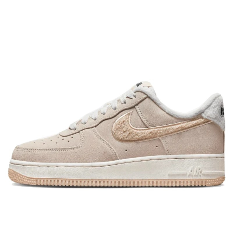 Nike Air Force 1 Low ‘07 SE Sanddrift Gum Fleece, vue de côté