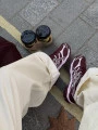 On valide totalement le matching de couleur bordeaux + rose ???? Tu vas craquer pour cette nouvelle paire de Asics ? ???????? : 